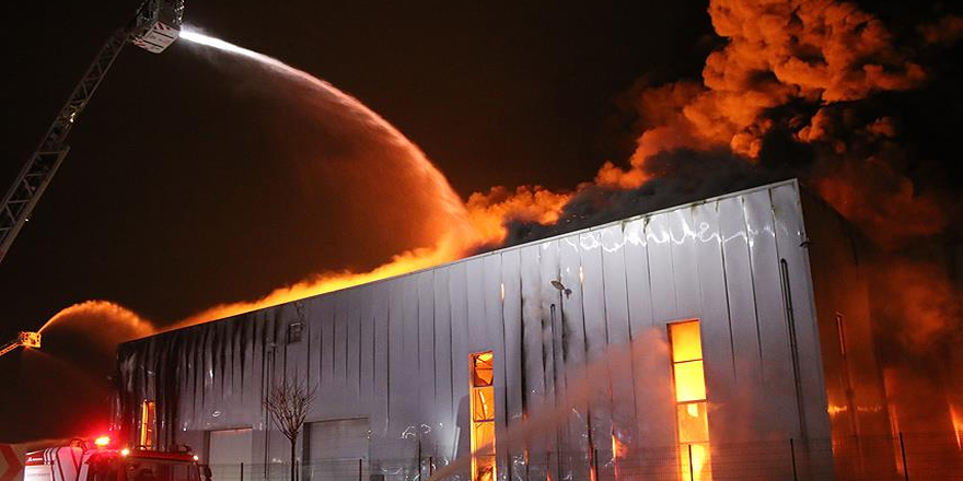 Kocaeli'de parfüm fabrikasında yangın