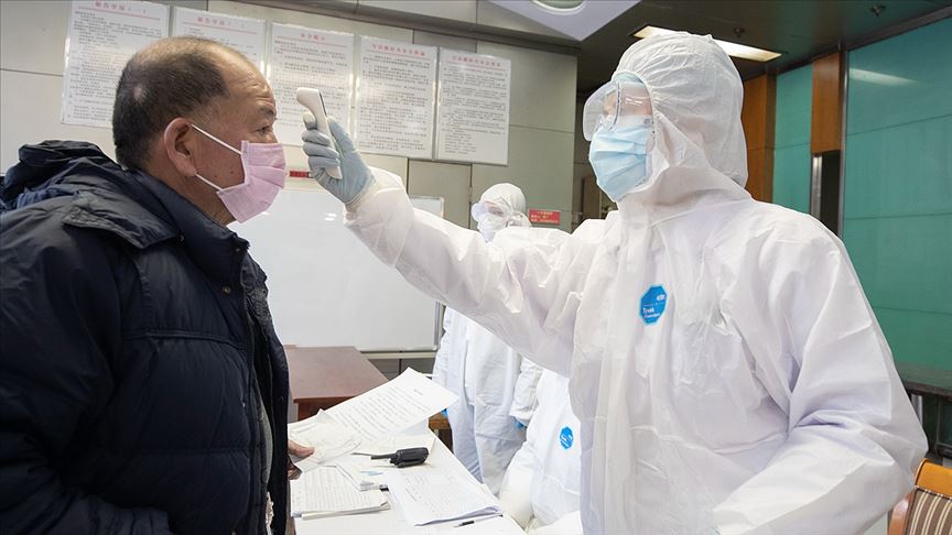 Koronavirüs bulaşan Çinli doktorların ten rengi koyulaştı