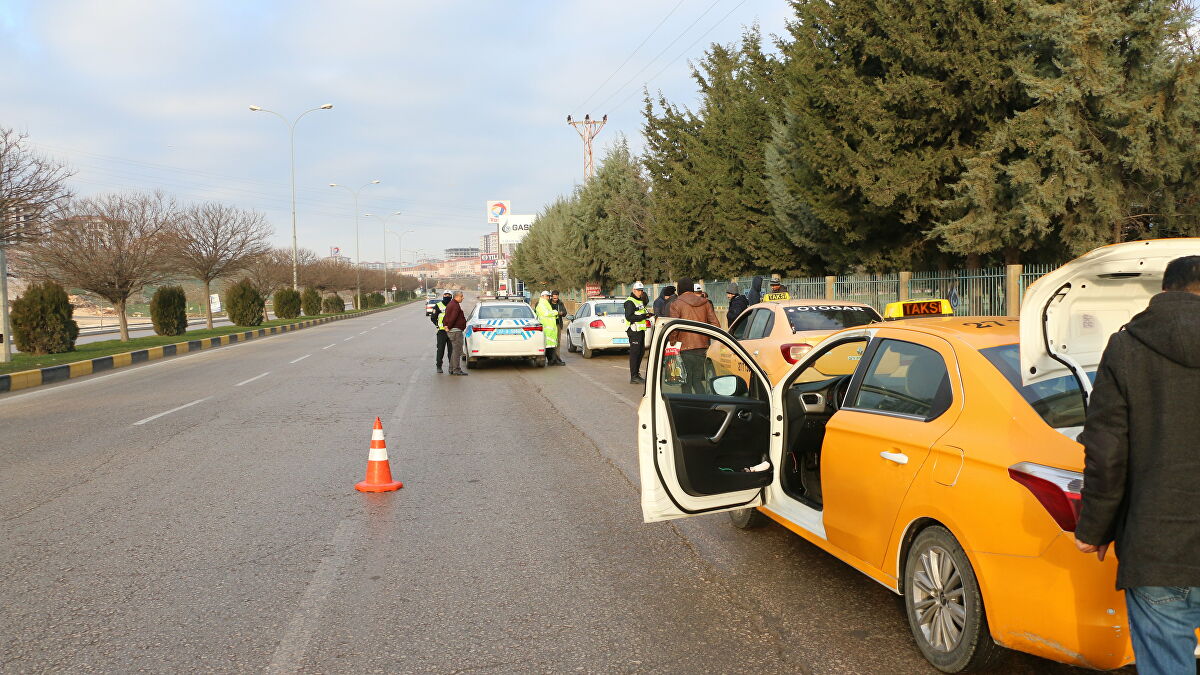 Kısıtlama gününde taksiye çıkan şoföre ceza yazıldı