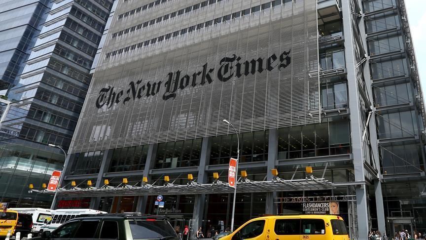 New York Times, ilk sayfasında salgında yaşamını yitirenlerin isimlerine yer verdi
