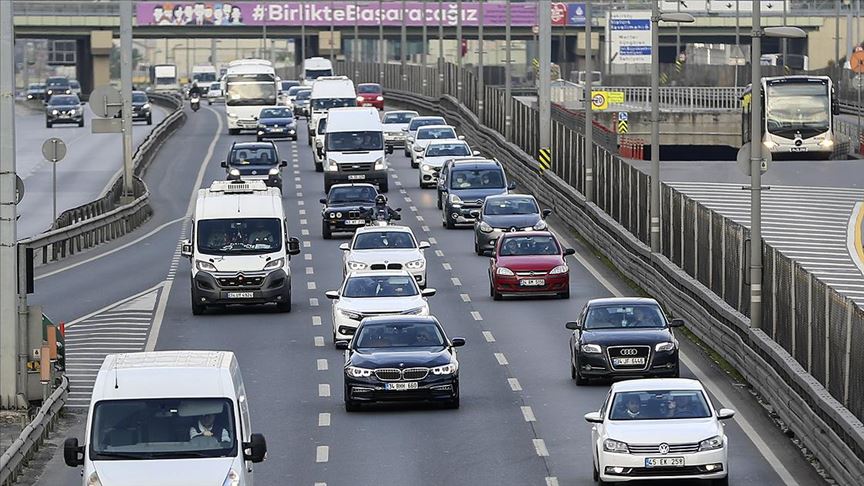 İstanbul'da kontrollü normale dönüşün ilk günü trafik yoğunluğu yaşanıyor