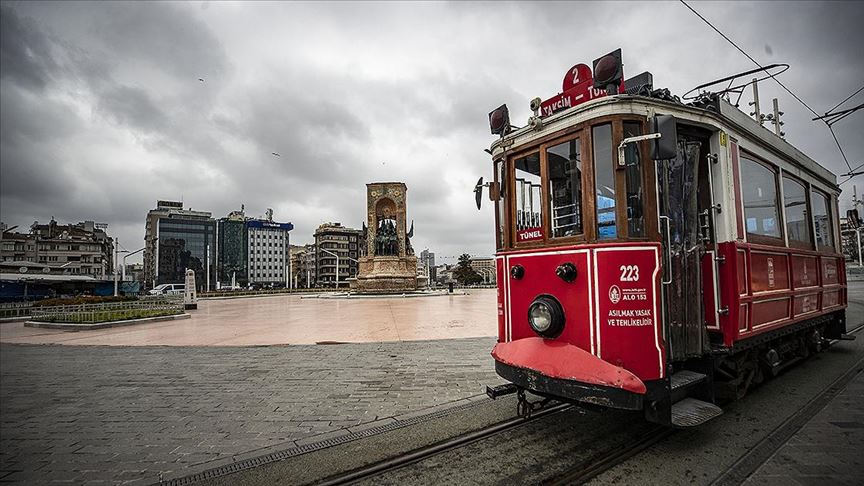 Taksim'de nostaljik tramvay seferleri başladı
