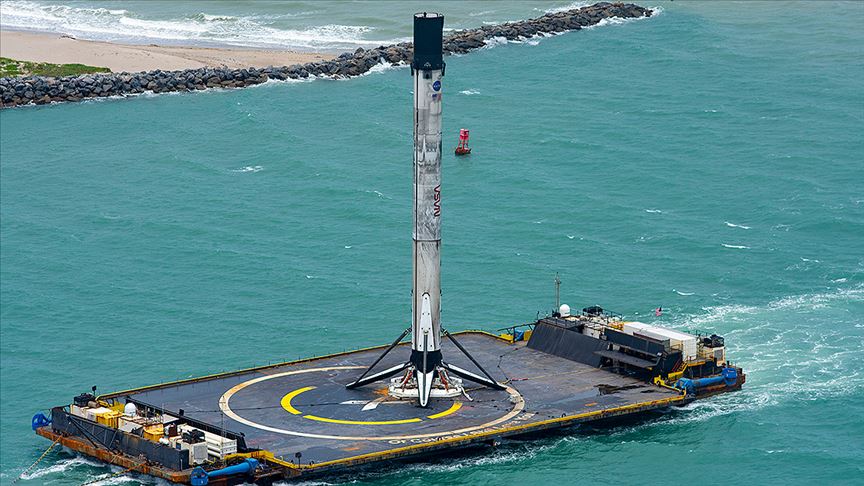 SpaceX'in tarihi fırlatışı gerçekleştiren yeniden kullanılabilir roketi karaya ulaştı
