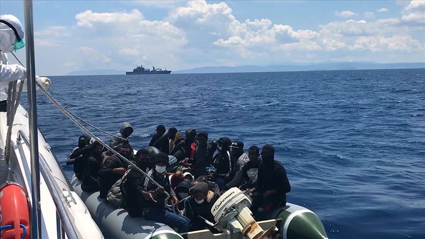 Yunan sahil güvenliğince Türk kara sularına itildikleri iddia edilen sığınmacılar kurtarıldı