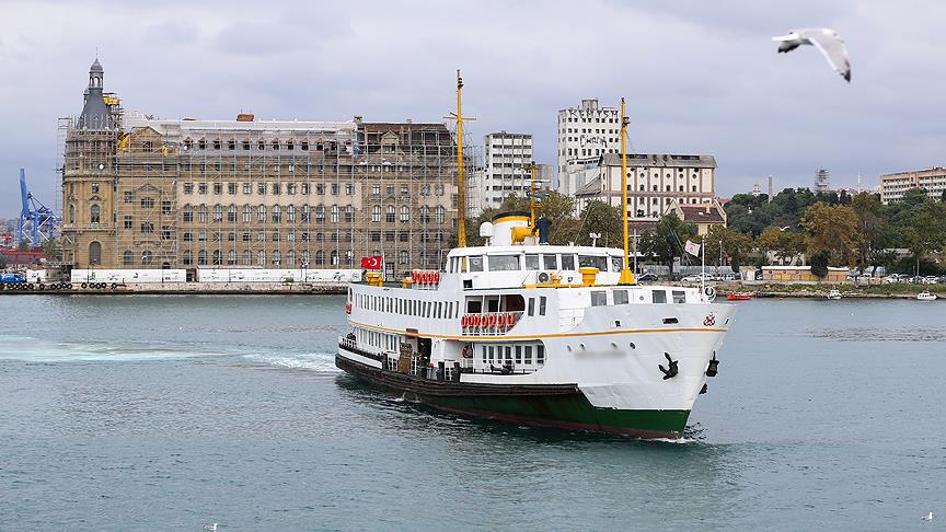 Vapur ve teknelerde dikkat çeken kalabalık