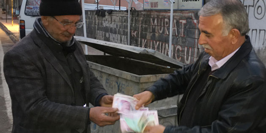 Bulduğu paraları sahte sanıp çöp konteynerine attı