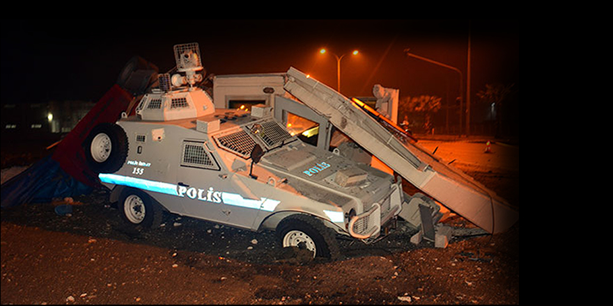 Kontrolden çıkan TIR polis kulübesine devrildi: 1'i polis, 3 yaralı