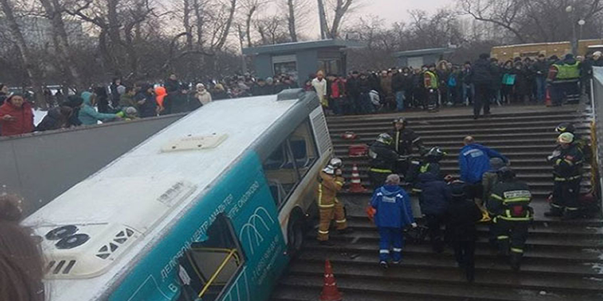 Moskova’da otobüs yaya geçidine girdi; 5 ölü, 15 yaralı